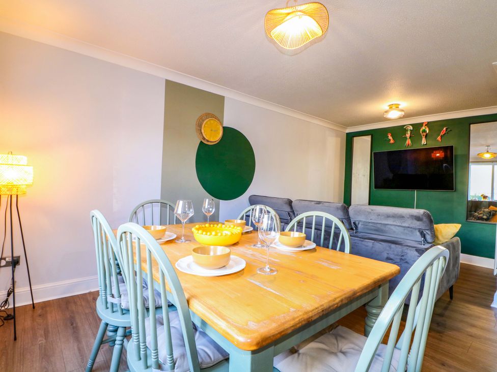 A dining room with a table and chairs at Flat 16 in Farnham