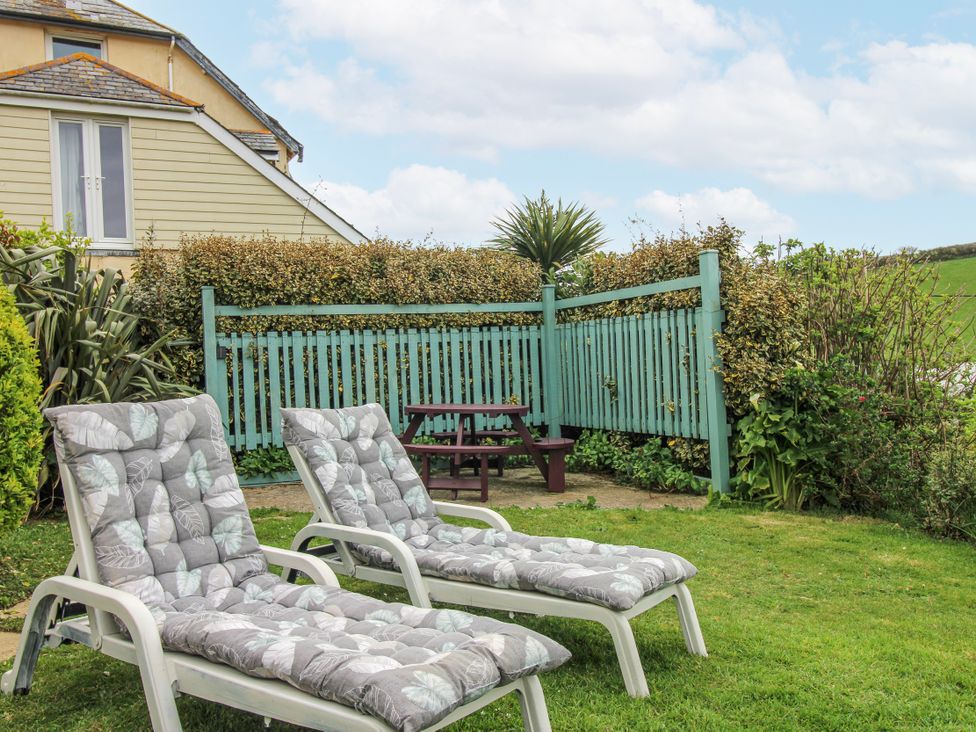 A garden with loungers and a table at Quay Sands, Hope Cove