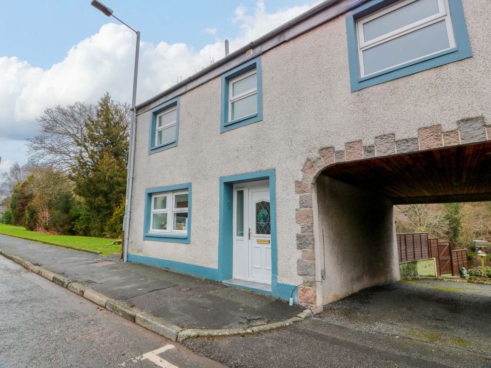 An exterior view of a house with a driveway at 7 Brewery Pool in Newton Stewart