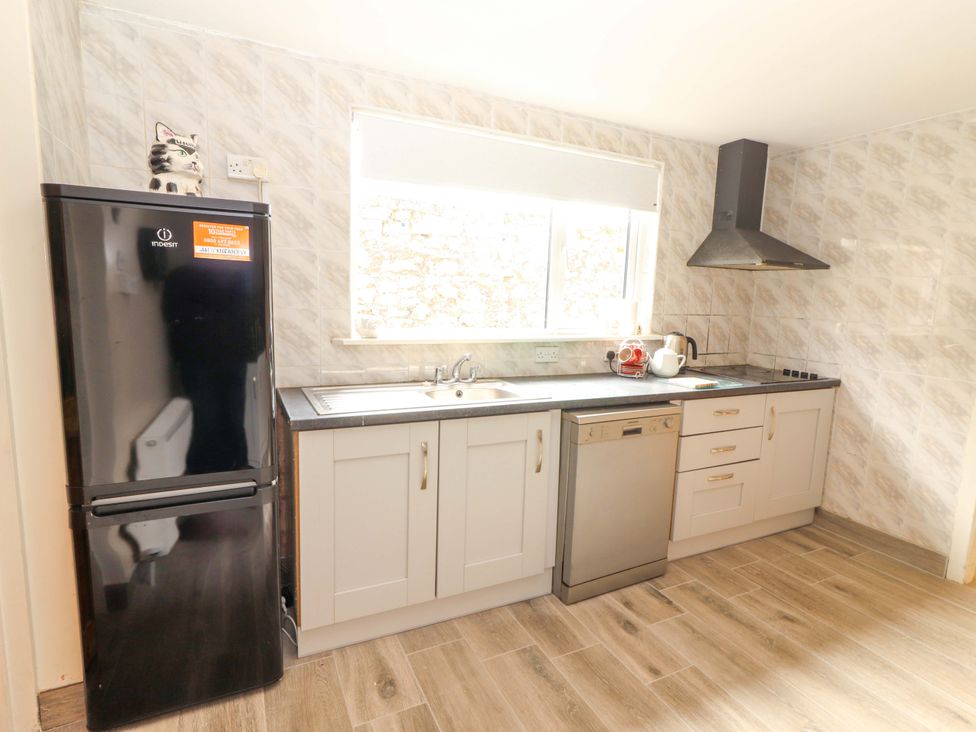 A kitchen with sink and appliances at Macmathuna in Kilrush, County Clare