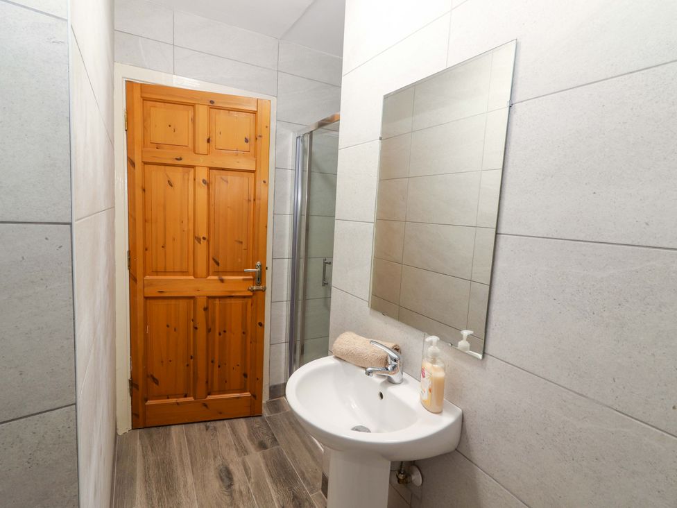 A bathroom with sink and shower enclosure at Macmathuna, Kilrush, County Clare