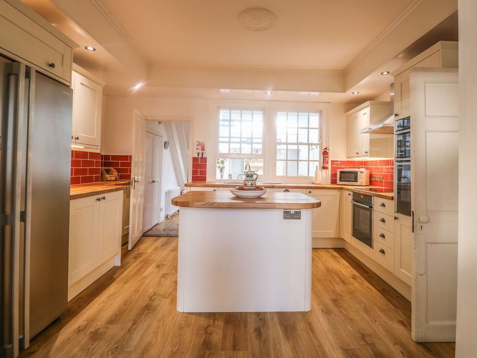 A kitchen with cabinets and appliances at The Old Bank House in Mevagissey