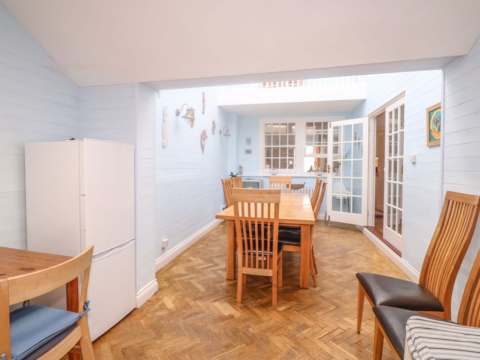 A dining room with a table and chairs at The Old Bank House Mevagissey