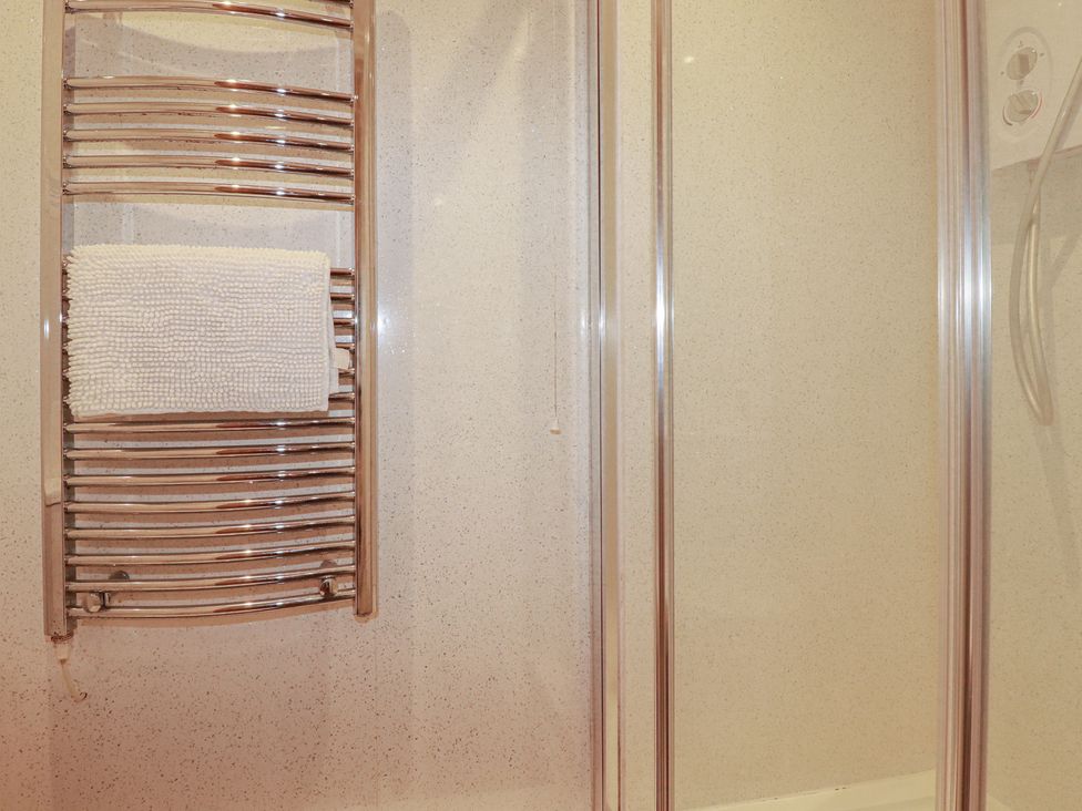 A towel rail with a towel in a shower at The Old Bank House in Mevagissey