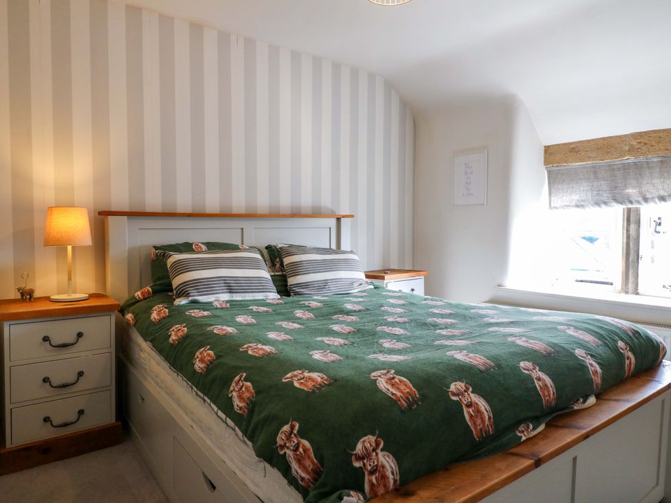 A bedroom with a bed and bedside lamp at 2 Knoll Mount in Matlock
