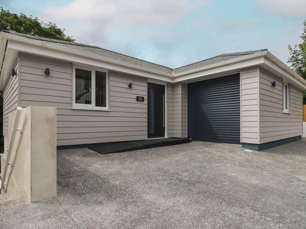 A house with a garage and entrance at Creek Lodge in Chacewater