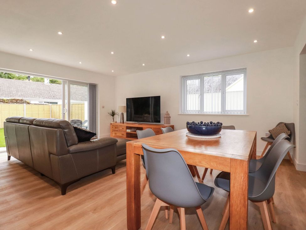 A living room with a sofa and dining table at Creek Lodge in Chacewater