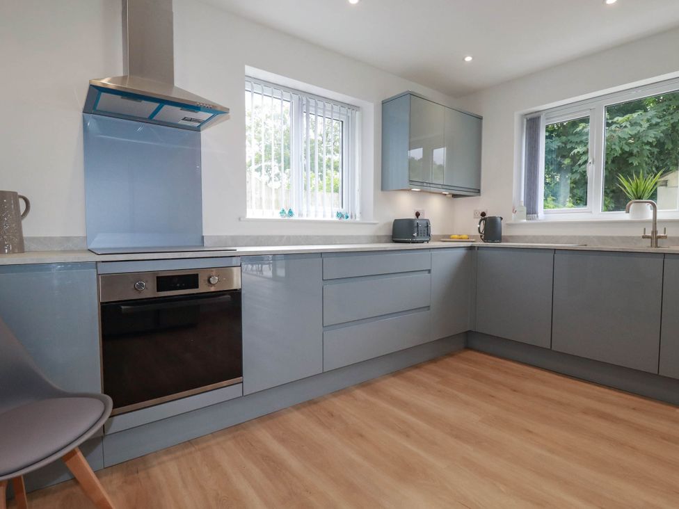 A kitchen with appliances and cabinets at Creek Lodge in Chacewater