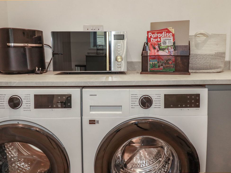 A laundry room with a washer and dryer at Creek Lodge in Chacewater