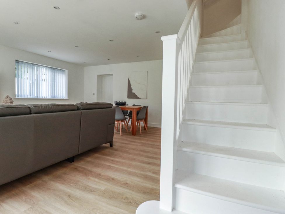 A living room with a sofa and dining table at Creek Lodge in Chacewater
