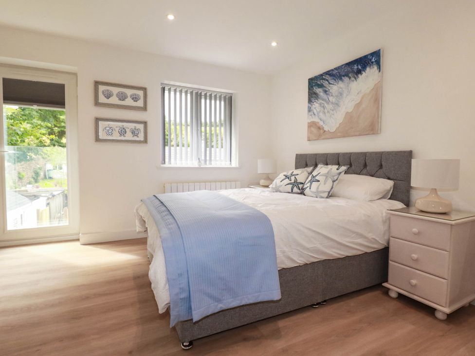 A bedroom with a bed and bedside tables at Creek Lodge in Chacewater