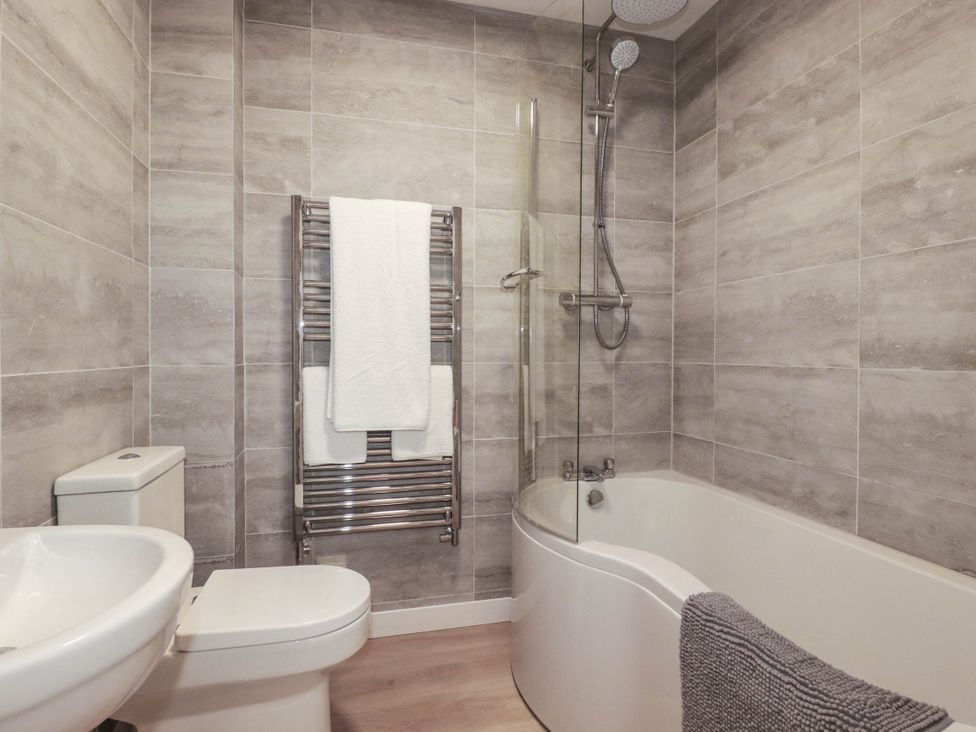A bathroom featuring a bathtub and shower at Creek Lodge in Chacewater