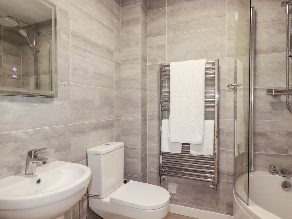 A bathroom with sink, toilet and shower at Creek Lodge in Chacewater