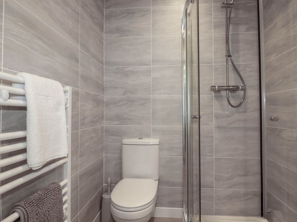A bathroom with a shower and toilet at Creek Lodge in Chacewater