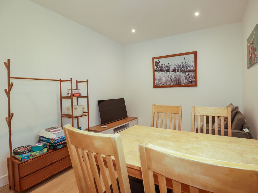 A dining room with a table and chairs at Creek Lodge in Chacewater
