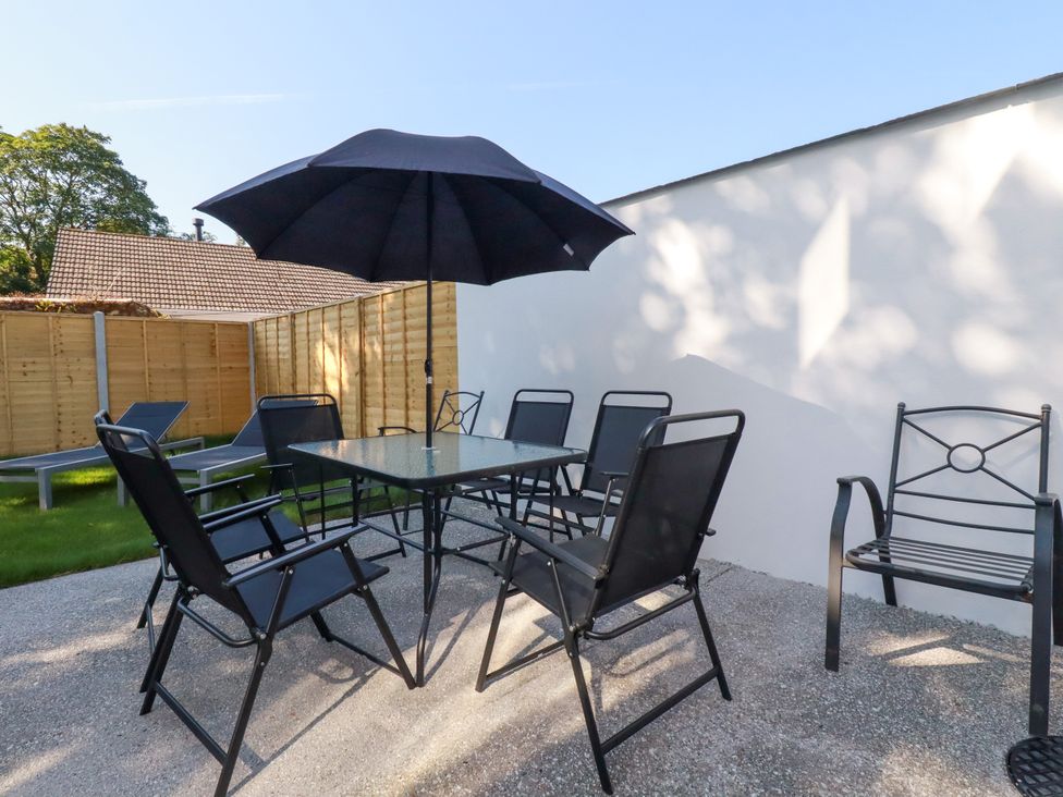 A dining area with table and chairs at Creek Lodge in Chacewater