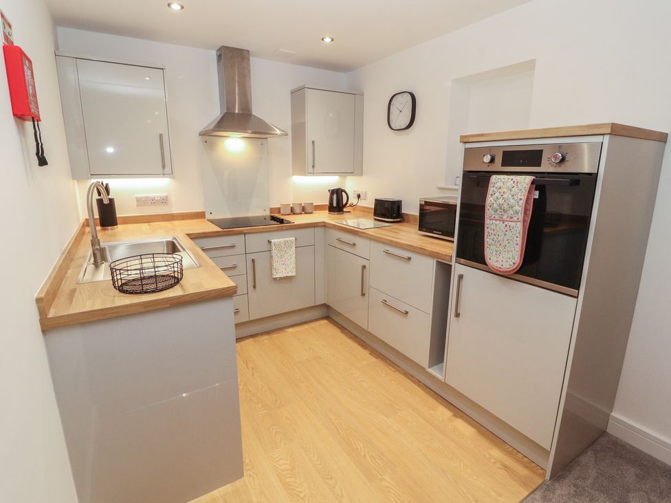 A kitchen with sink and oven at Little Plum Tree in Milnthorpe