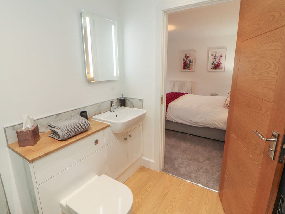 A bathroom with a wash basin and toilet at Little Plum Tree in Milnthorpe