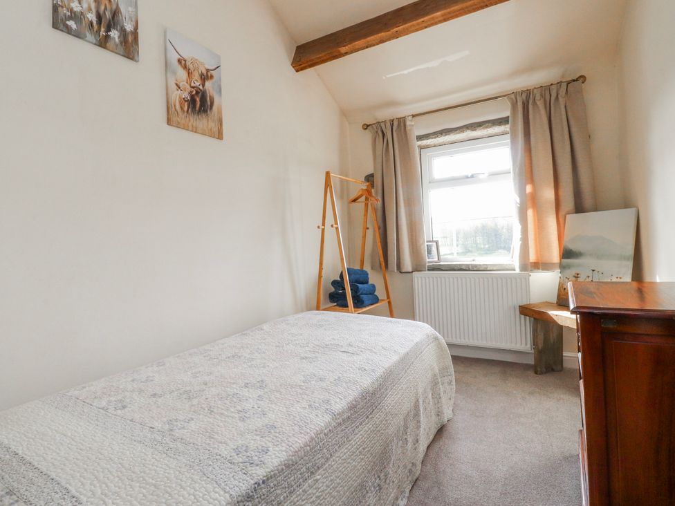 A bedroom with a single bed and a window at Vasey Croft in Stanbury near Haworth