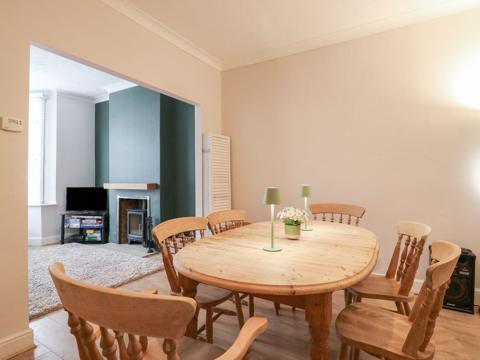 A dining room with a round table and chairs at Meregate Cottage in Margate