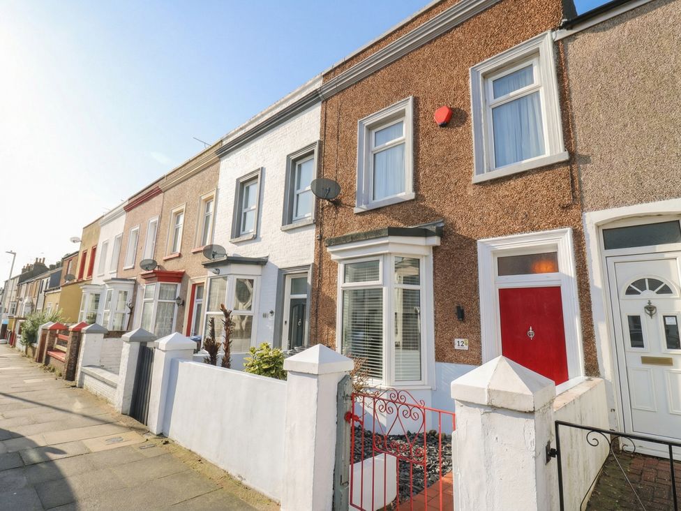A row of houses with front gardens and gates at Meregate Cottage in Margate