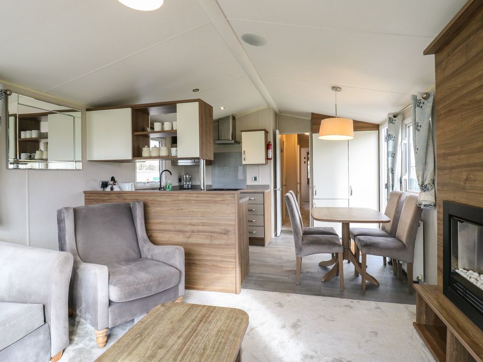 A living room with a table and chairs at MP61 MP Billing Aquadrome Holiday Park Northampton