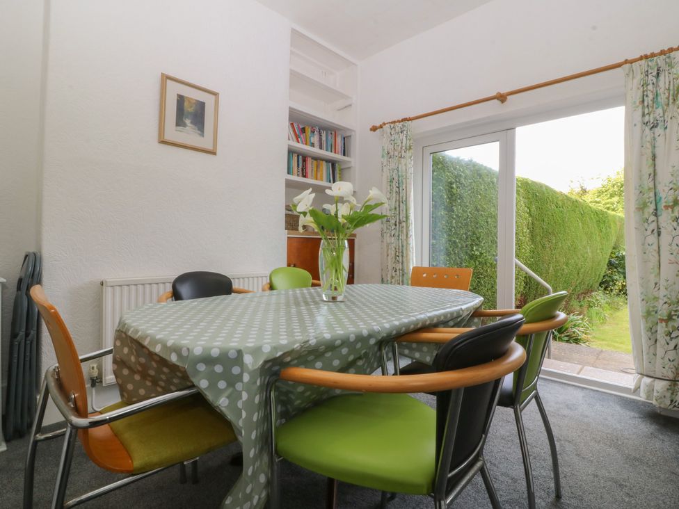 A dining room with a table and chairs at Gwynfa in Old Colwyn