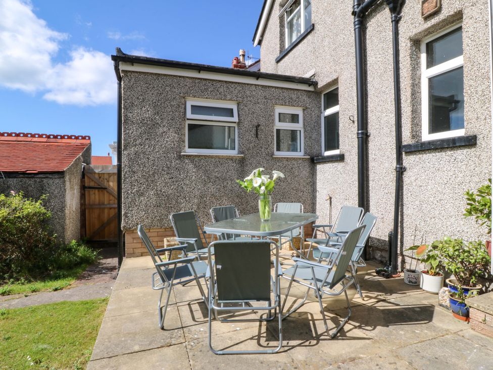 A garden with a table and chairs at Gwynfa in Old Colwyn