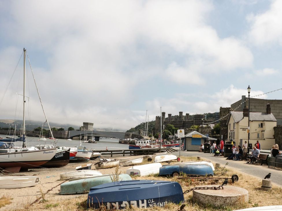 A view of boats and people by the water at Gwynfa Old Colwyn