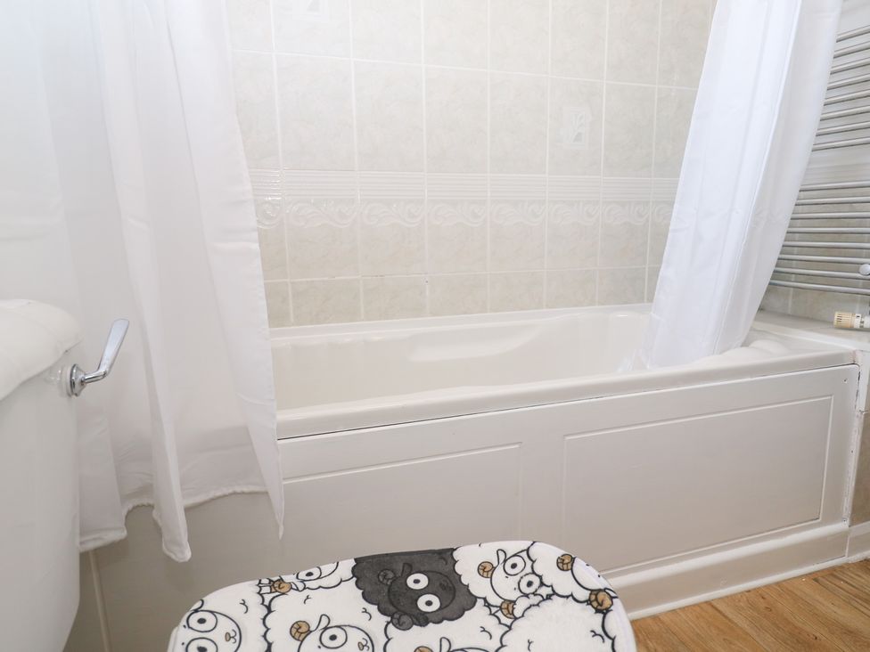 A bathroom with a bathtub and toilet at Piskies Magic Home 