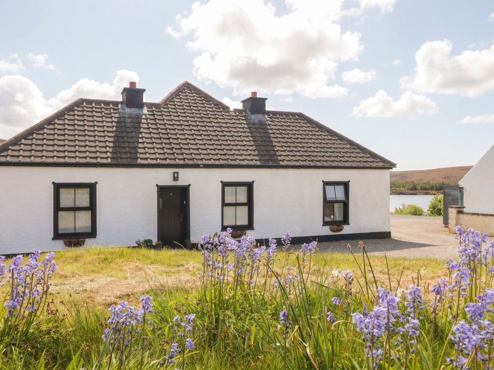 A cottage with a garden at Hanowen House Dungloe, County Donegal