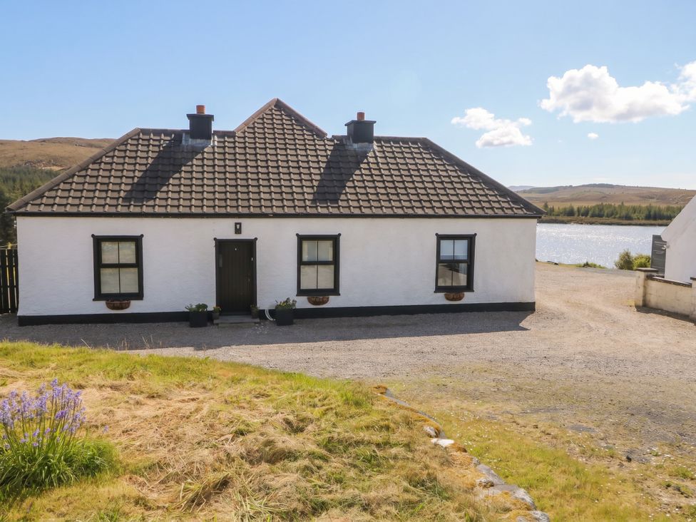 A house with a front yard and driveway at Hanowen House, Dungloe, County Donegal