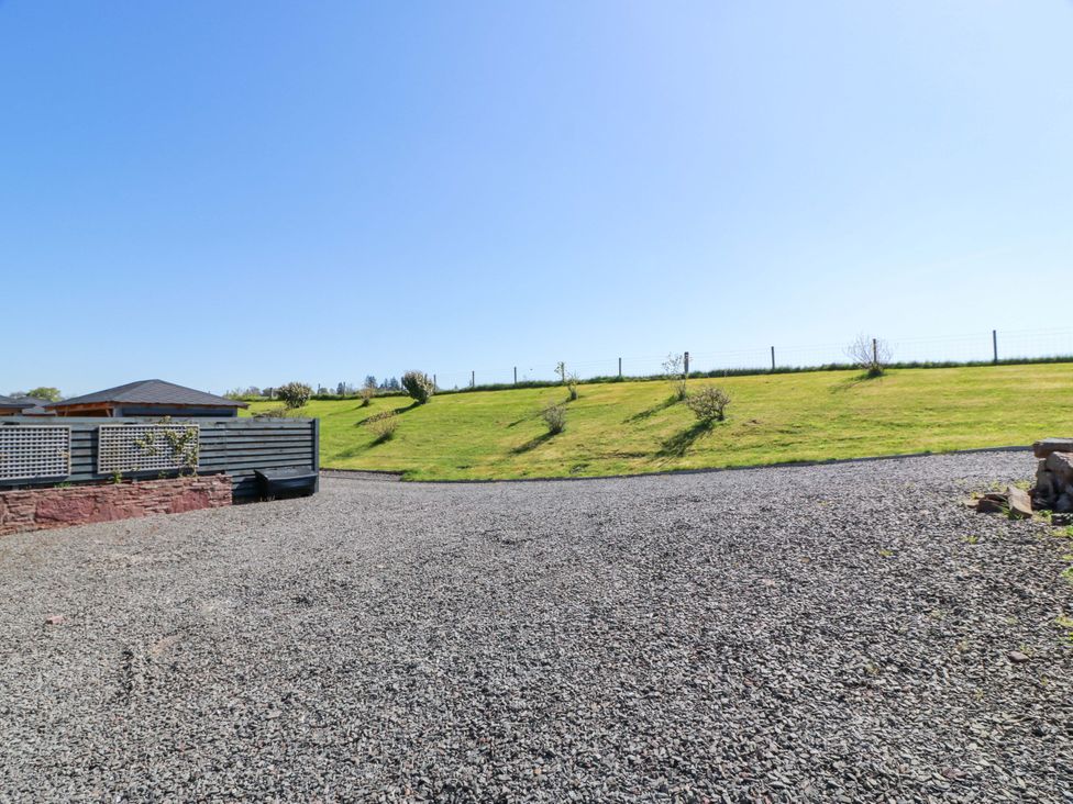 A gravel outdoor area with grass and a hill at Ledrishmore View in Alexandria
