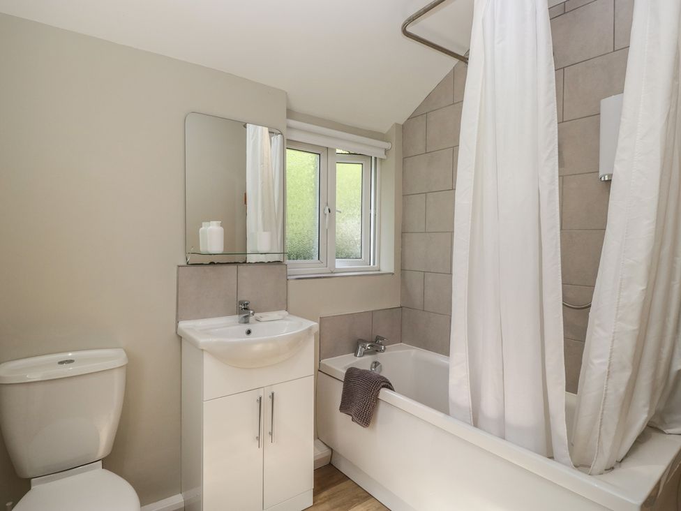 A bathroom with a sink, toilet, and bathtub at Fellfoot Cottage