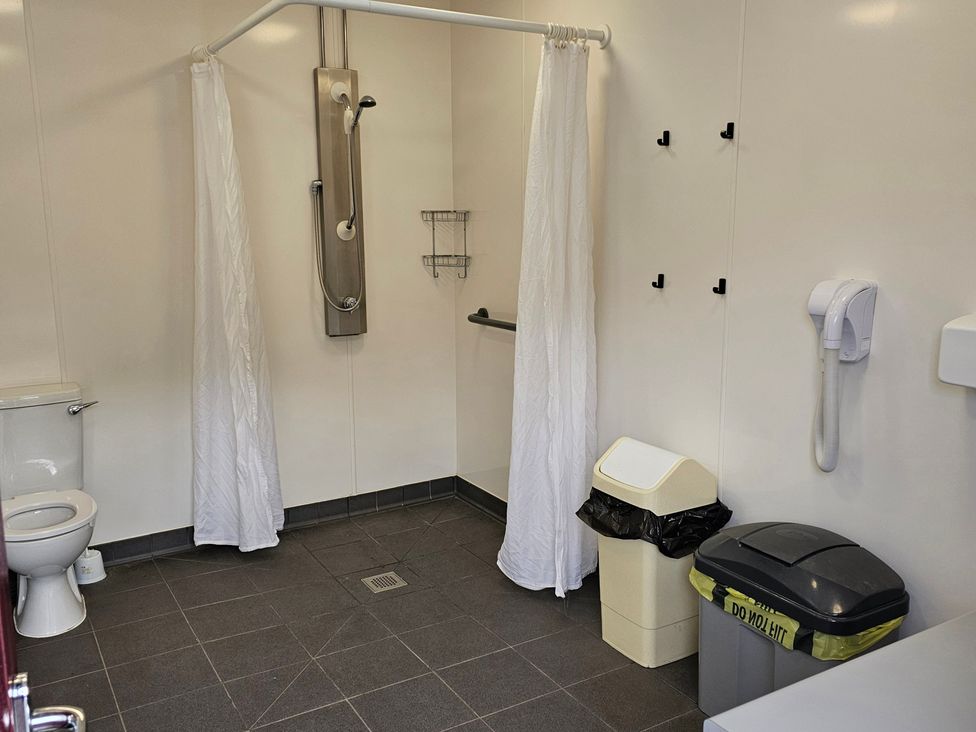A bathroom with a shower and toilet at Sherwood - Cosy Pod 1