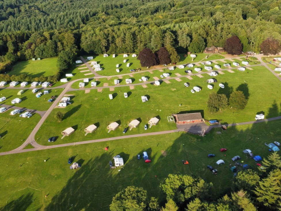 A camping area with tents and caravans at Sherwood - Cosy Pod 1