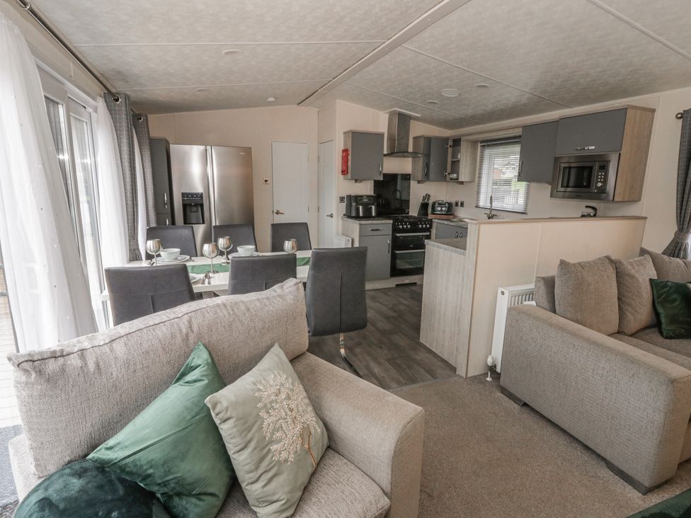 A living room with kitchen and dining area at The Ridgeway in New Quay