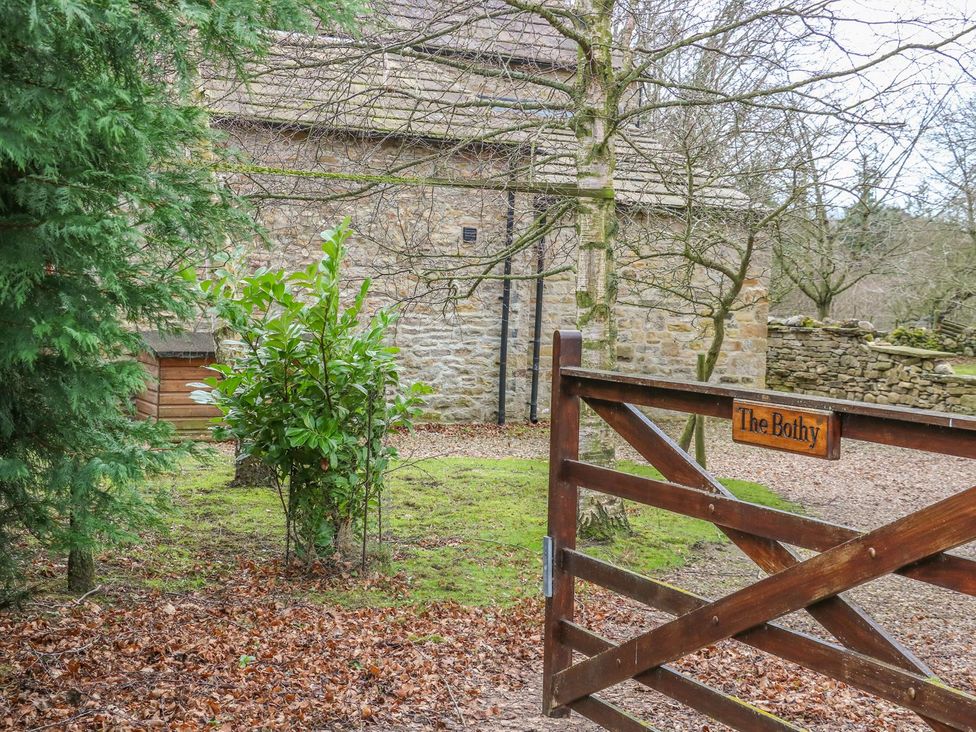 An outdoor area with a gate and sign at The Bothy in Leyburn