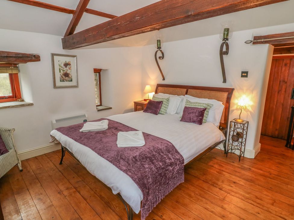 A bedroom with a bed and lamps at The Bothy in Leyburn