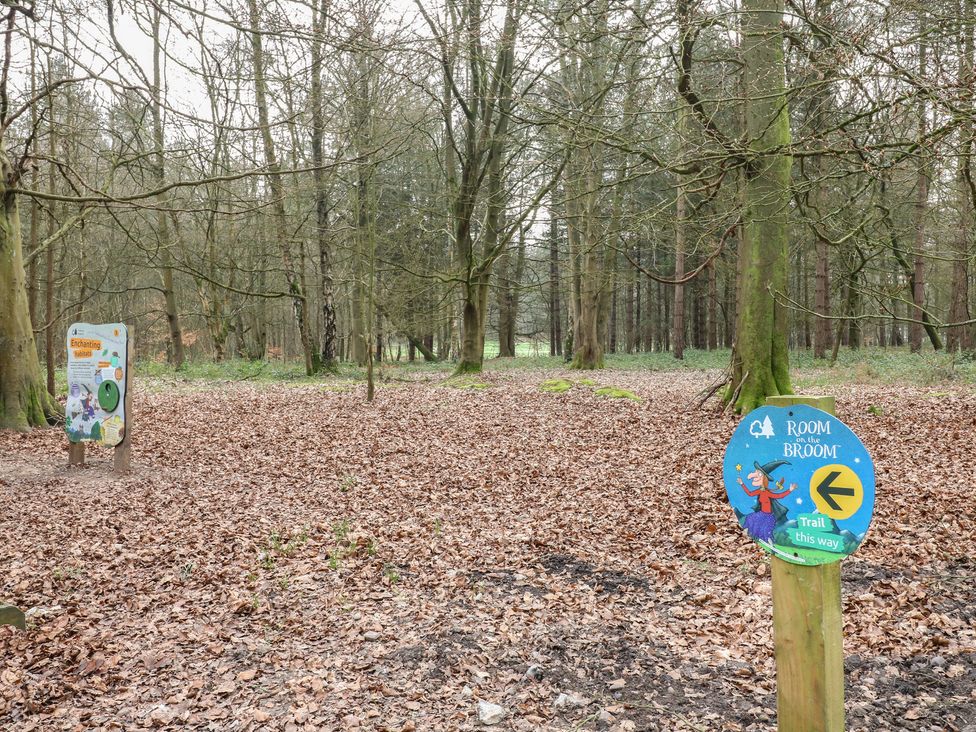 An outdoor area with trail signs in a forest at Sherwood - Cosy Pod 2 in Mansfield