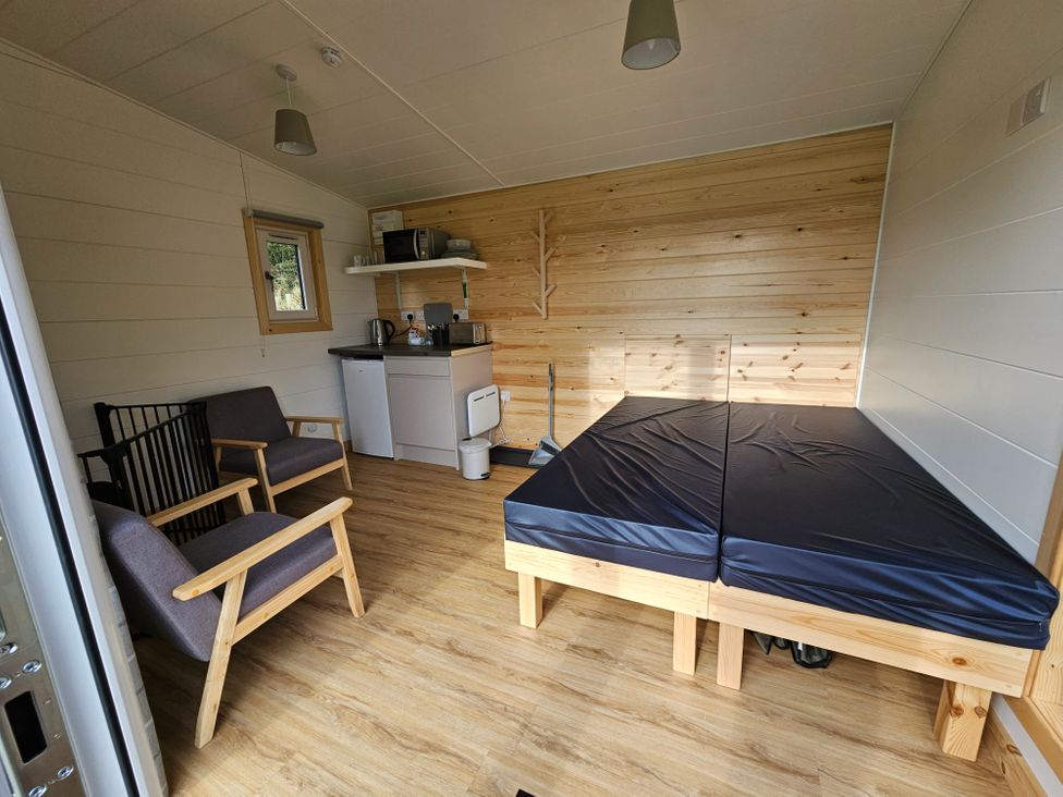 A room with a bed and kitchenette at Sherwood Pines - Cosy Pod 2 near Edwinstowe