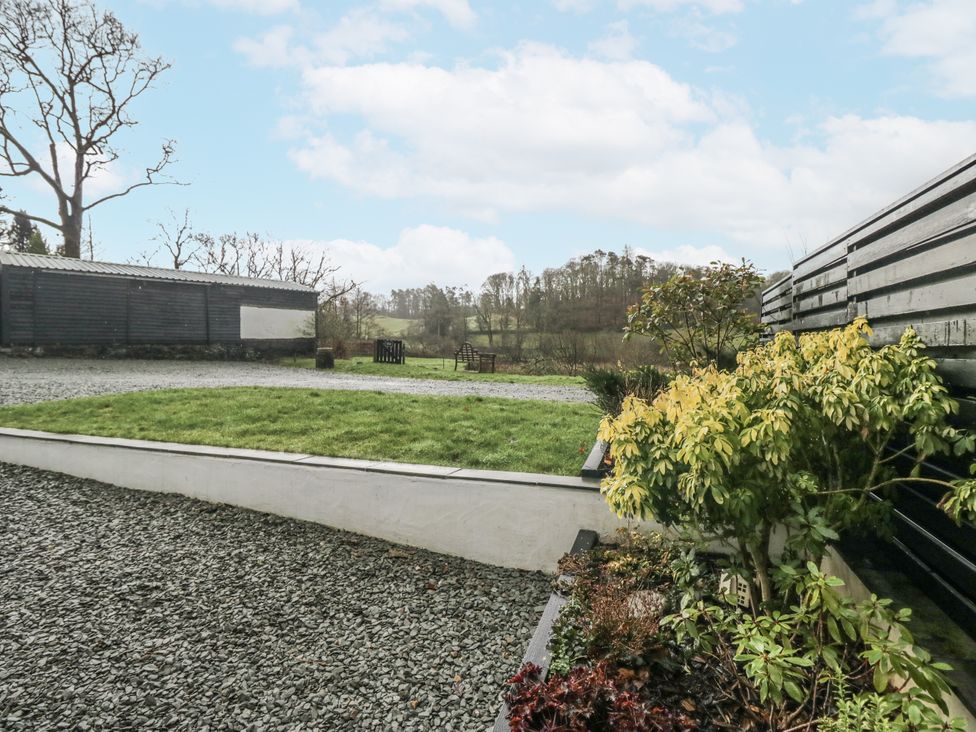 A garden with gravel and grass at The Dove Cot in Ambleside