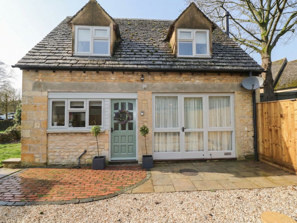 A house with a front door and windows at Paddock View in Stow-On-The-Wold