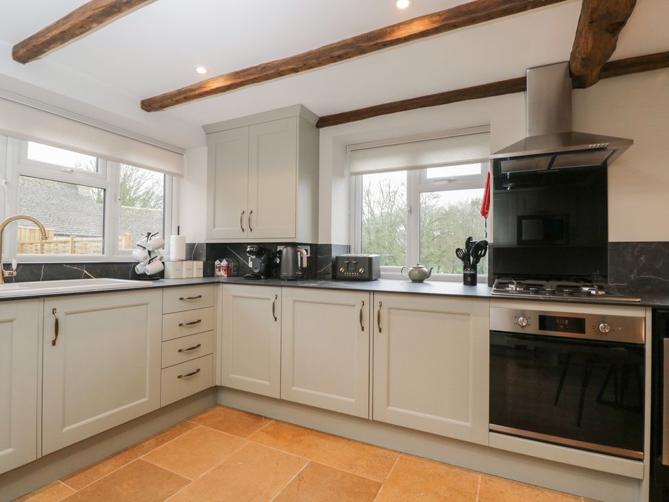 A kitchen with cabinets, sink, and appliances at Paddock View, Stow-On-The-Wold
