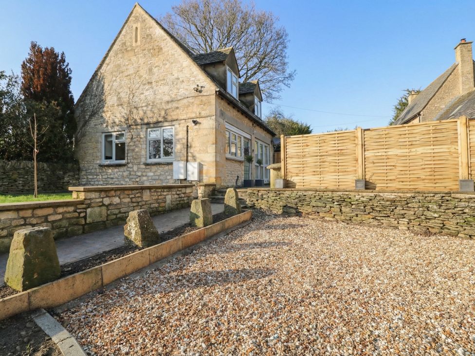 An outdoor area with a stone house and gravel pathway at Paddock View Stow-On-The-Wold