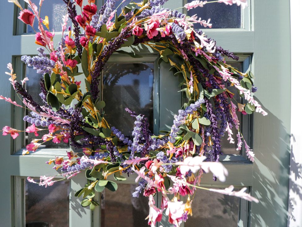 A floral wreath on a green door at Paddock View in Stow-On-The-Wold