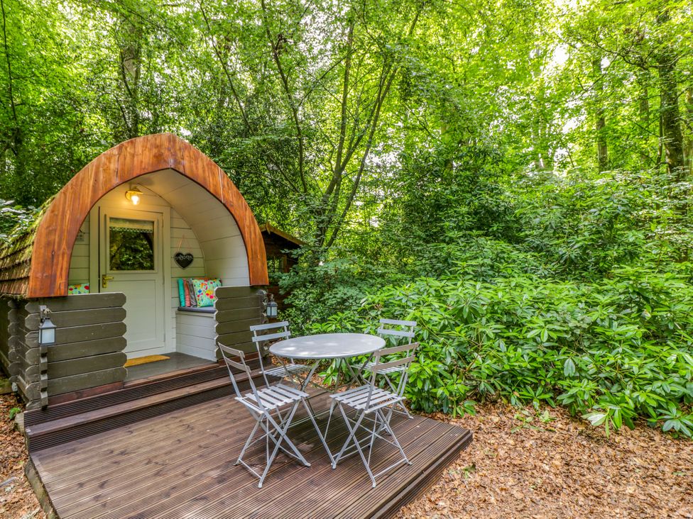 A glamping pod with a table and chairs outside at Daisy Glamping Pod in Woolton Hill