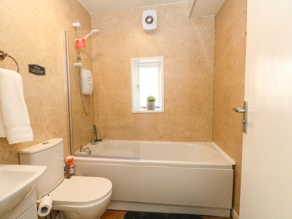 A bathroom with a bathtub, toilet, and sink at 4 Newton Terrace in Lancaster
