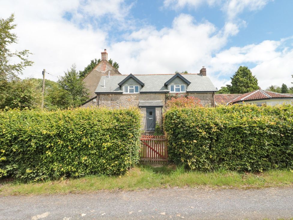 A house with a gate and surrounding hedge at Ammerham Farm Cottage Ammerham near Winsham