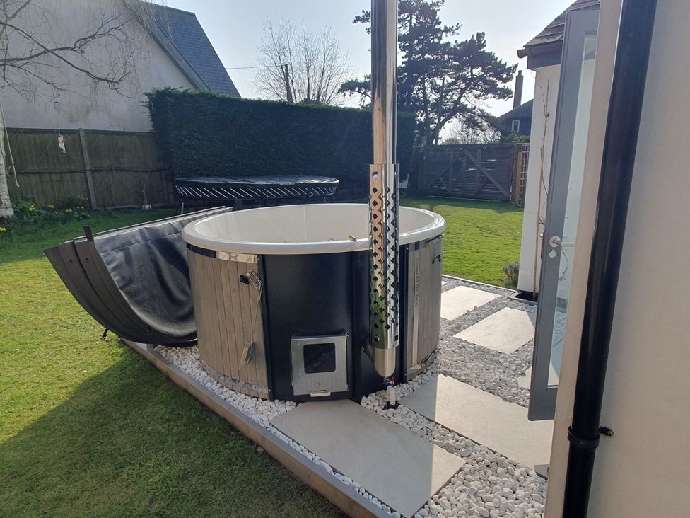 A hot tub with chimney in a garden at Island Retreat in Colchester